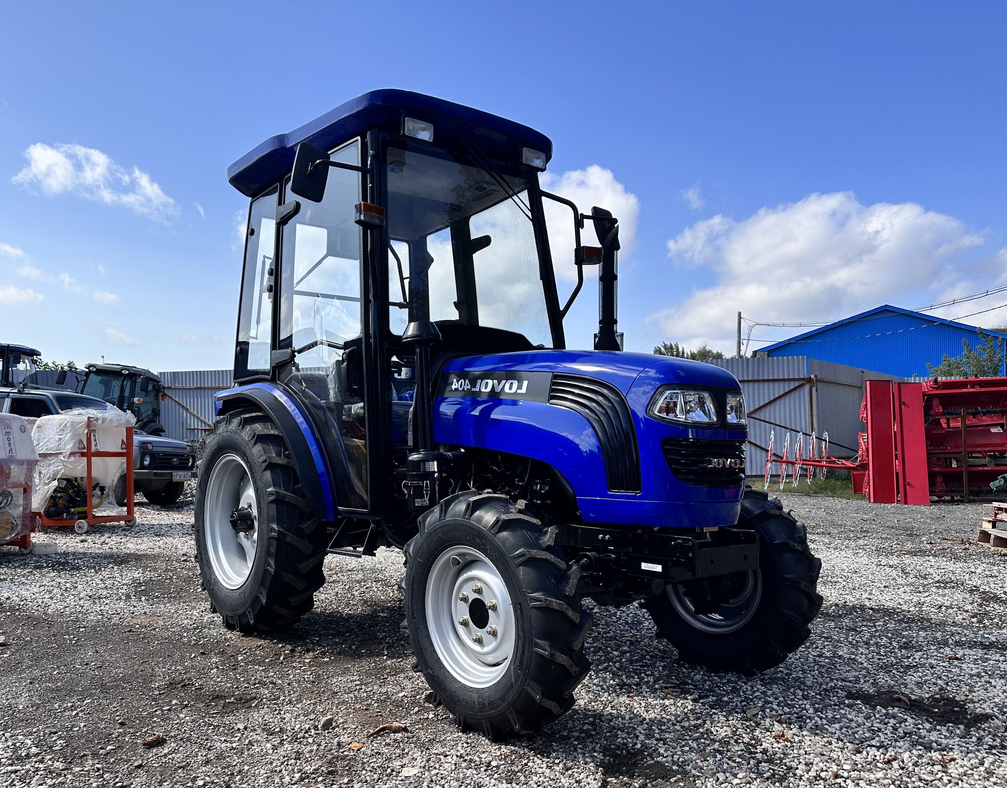 Трактор Lovol TE-404 с кабиной II генерация