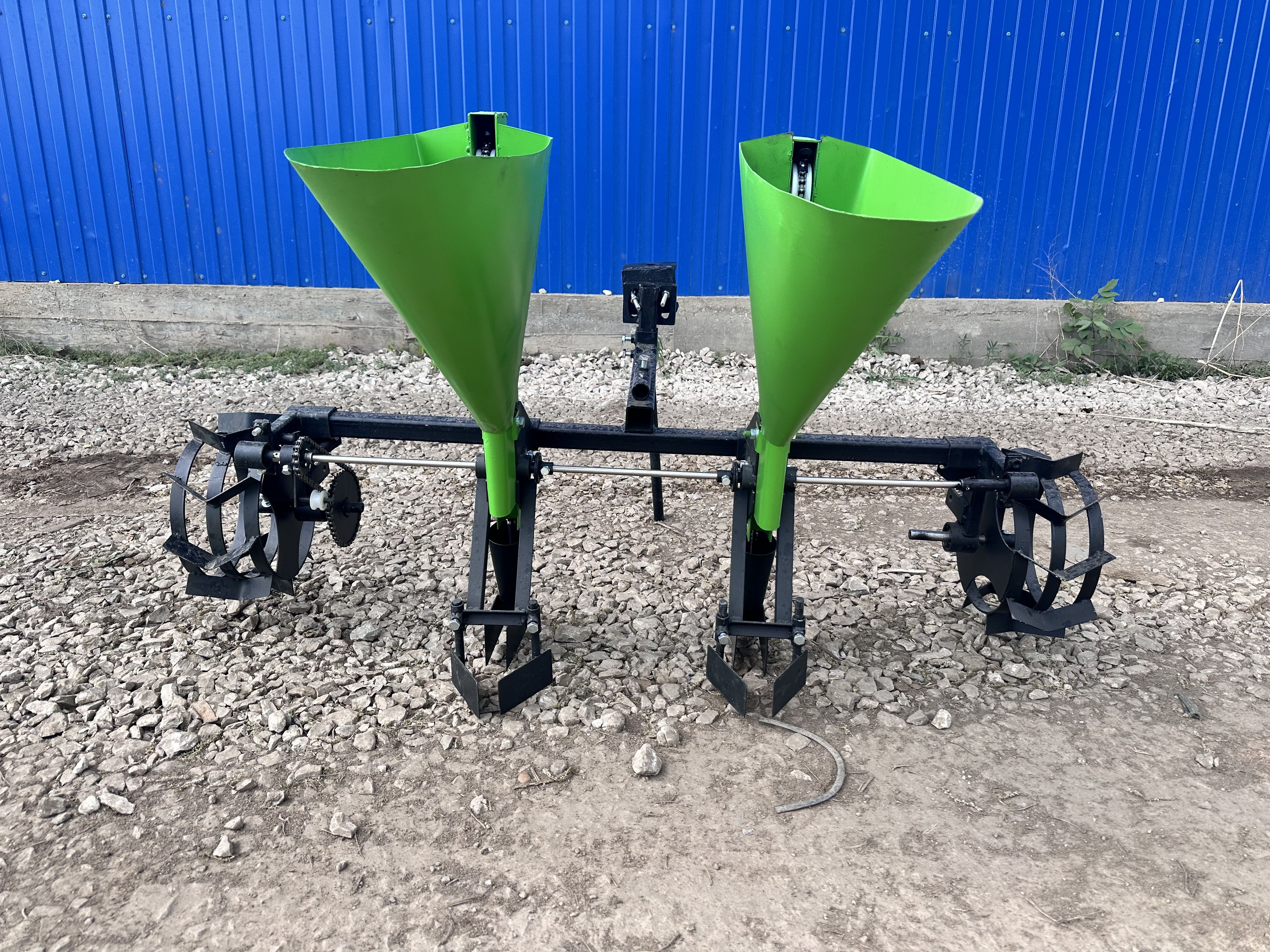 Чеснокосажалка (сеялка чеснока) двухрядная на одноточечную навесную систему